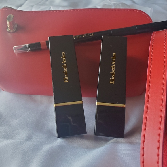 Elizabeth Arden 3 piece Lip Kit - Picture 2 of 4